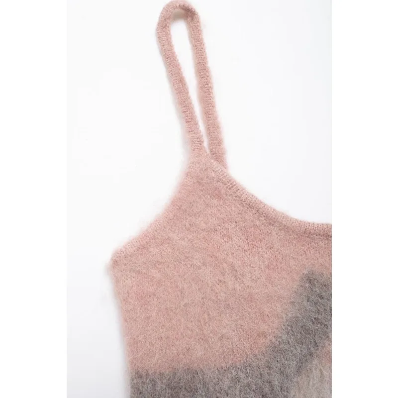 Женский трикотажный топ на бретелях с вырезами