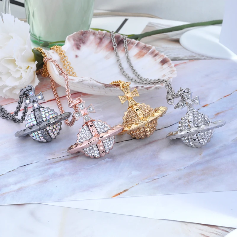 

Женская цепочка с заклепками, в виде планеты Сатурн