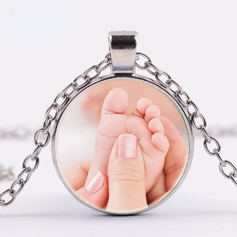 

2023 New Cute Baby Foot Mom Hand Necklace Small Feet Crystal Picture Charms Pendant for Son Daughter Birth Day Gift Jewelry