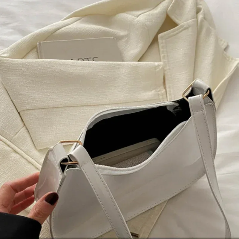 Женская сумка из лакированной кожи