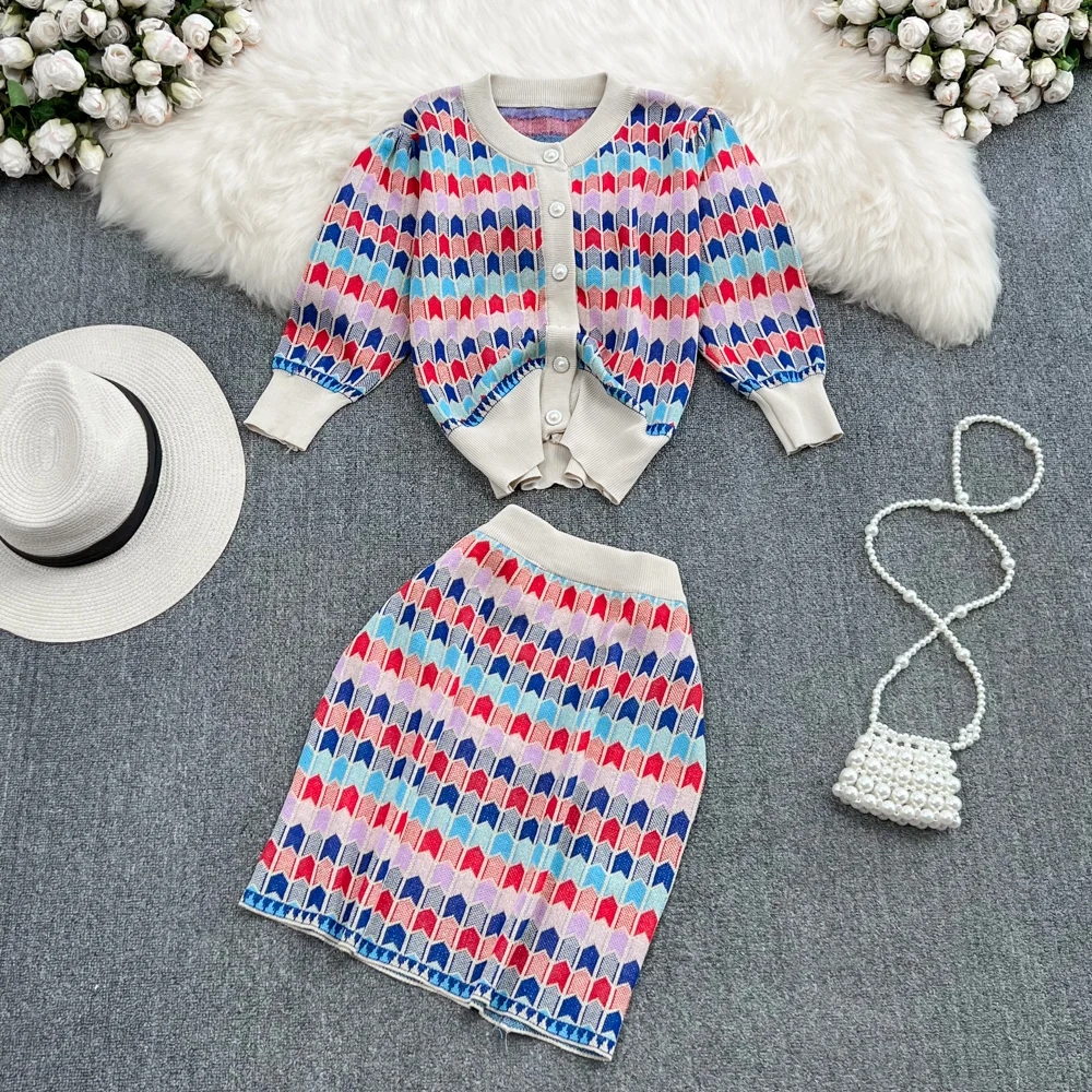 

Трикотажный кардиган в стиле ретро контрастного цвета с круглым вырезом и стразами; Комплект из двух предметов; Юбка с завышенной талией; Короткая юбка