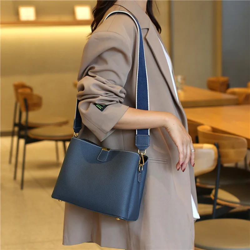 Купи 2022 Women's Genuine Leather Bag Female New Luxury Bucket Handbag Lady Fashion Casual Shoulder Bag Crossbody Messenger for Girls за 2,399 рублей в магазине AliExpress