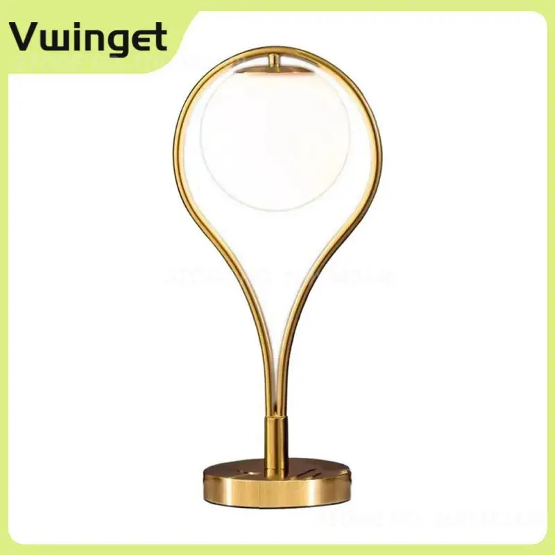 

Прочная и износостойкая настольная лампа в нордическом стиле для спальни