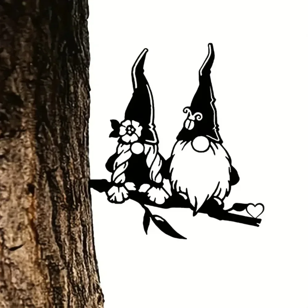 Пара Санта-Клауса в стальном силуэте ветвей деревьев — потрясающие