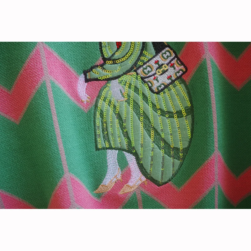 Женский трикотажный пуловер с вышивкой и блестками круглым вырезом