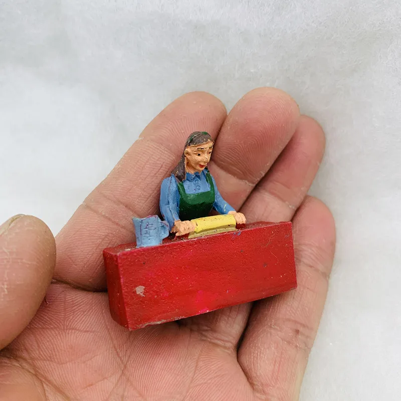 

Миниатюрная фигурка из смолы