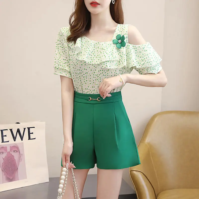 

Женский костюм из двух предметов, элегантный корейский костюм, рубашка с принтом и свободные короткие брюки с высокой талией, модель X48 на ле...