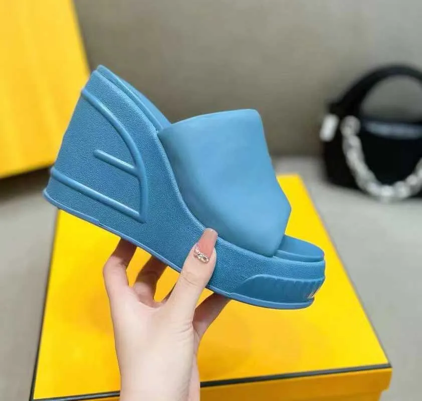 

2023 Summer New One line Thick Sole High Heel Slippers Women's Matsuke Sole Elevated Beach Shoes Slope Heel Lazy Slippers