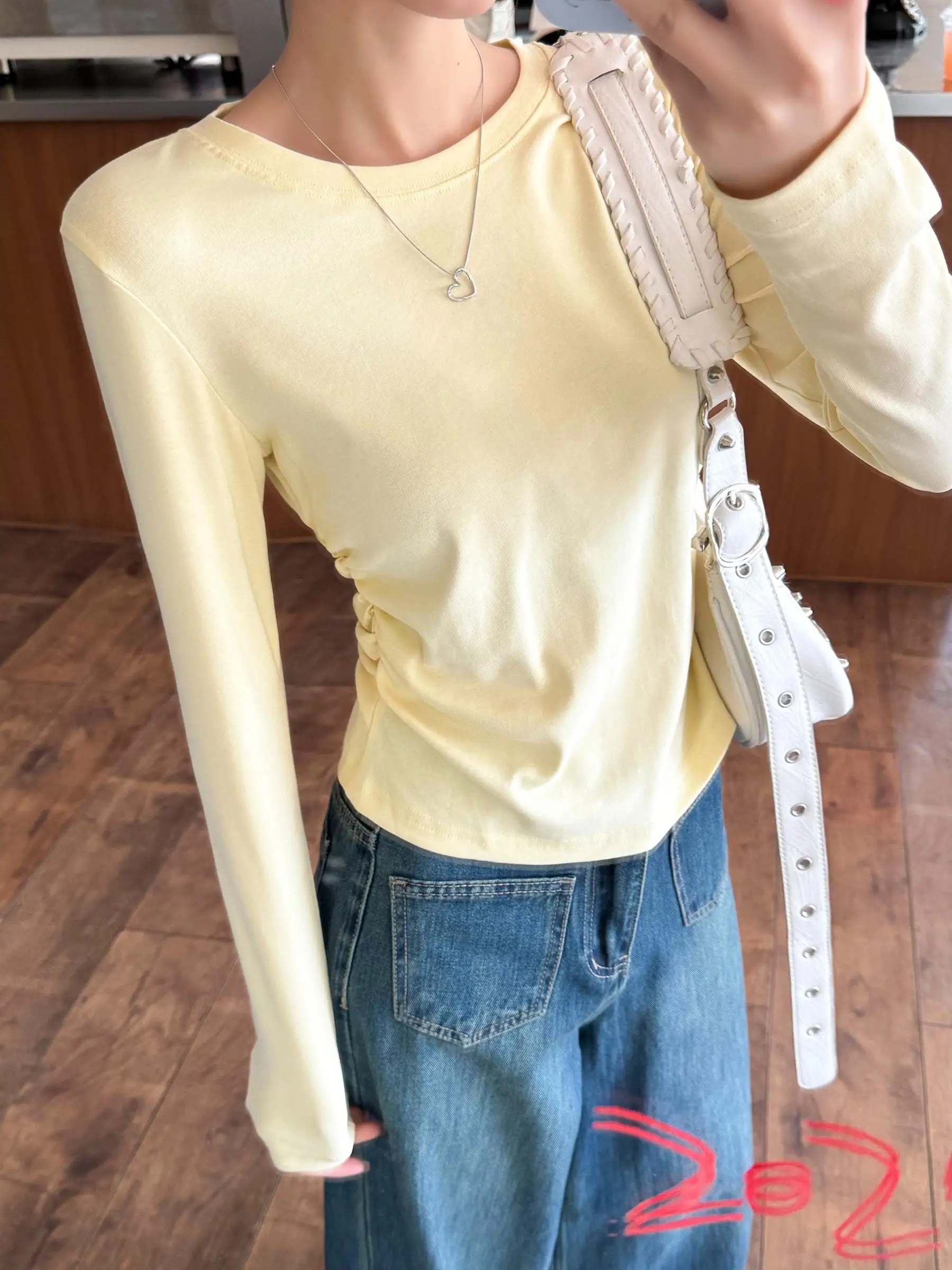 Нежная желтая рубашка с круглым вырезом и длинными рукавами плиссированная