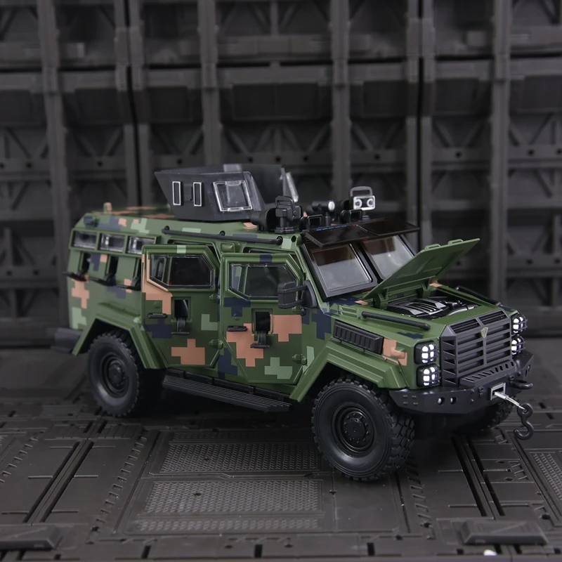 Фото Модель внедорожника 1:24 Swordtooth Tiger Explosion Proof Car Camouflage Alloy с имитацией звука и света. №1