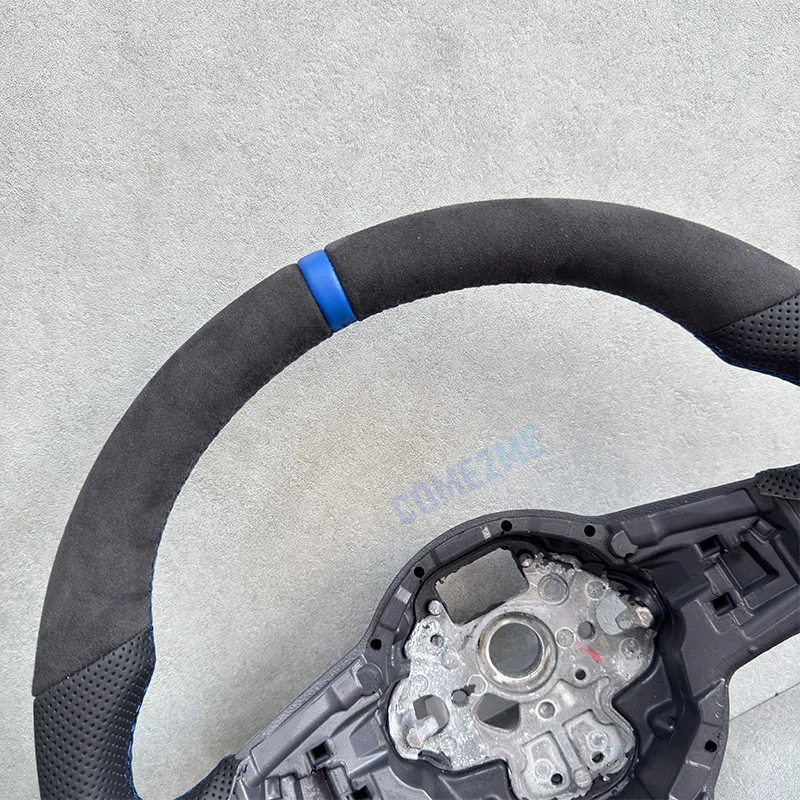 Фото Перфорированный руль из кожи алькантары для Volkswagen Golf MK7 7.5 GTI GTD GTE R Polo RLine с синим возвратом логотипа №3