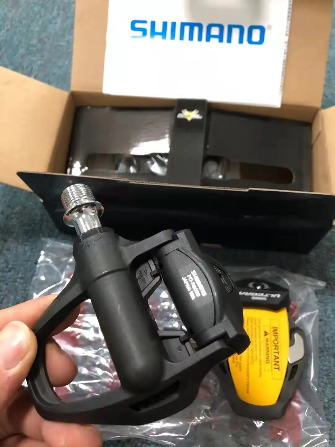 Фото Велосипедные педали Shimano Ultegra PD-R8000 для шоссейных гонок - технология SPD-SL с шипами SH11, усовершенствованная велообувь для повышения производительности №1