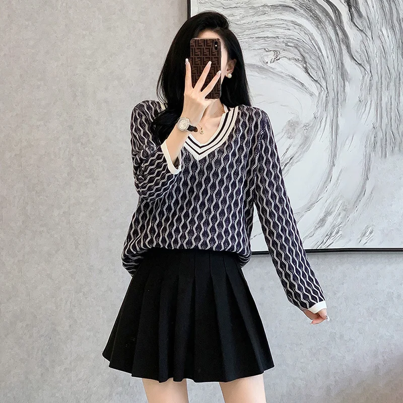 

Свитер женский трикотажный с V-образным вырезом и узором ромбиками