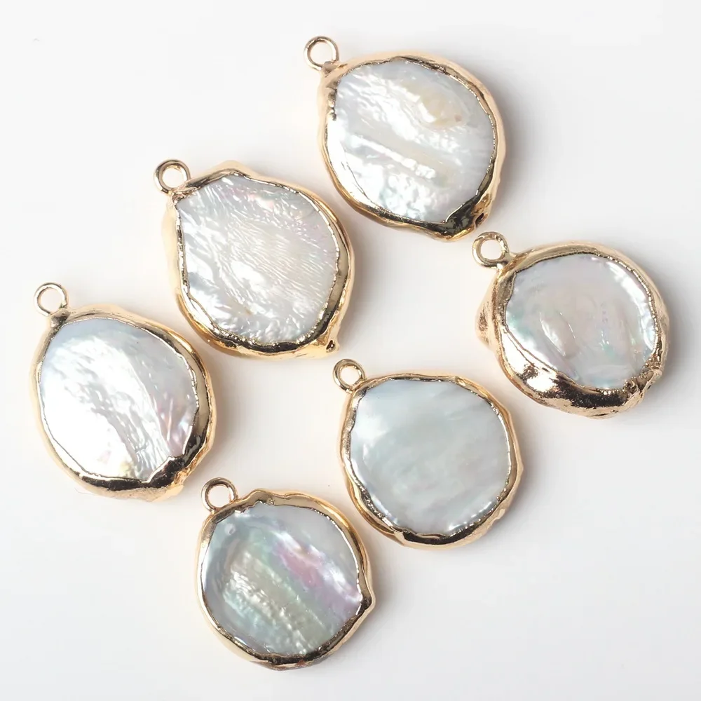 Круглый кулон в стиле барокко с натуральным жемчугом и золотыми краями браслет