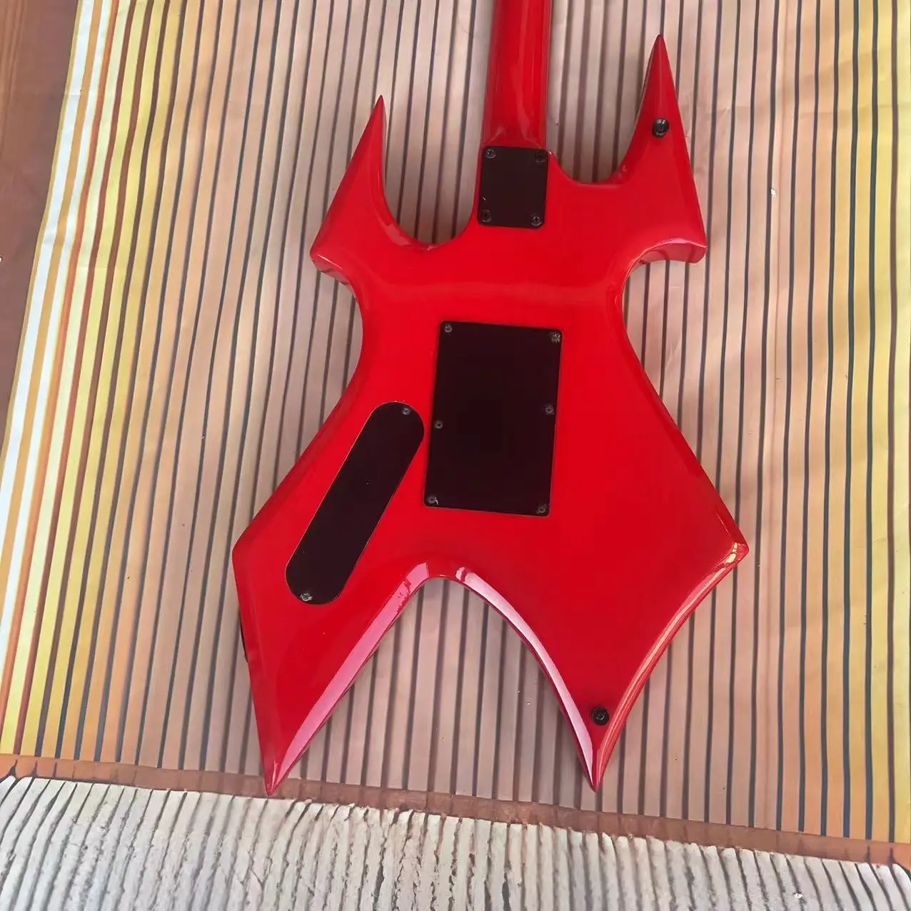 B. Электрическая гитара C с разделенным корпусом электрическая красный корпус