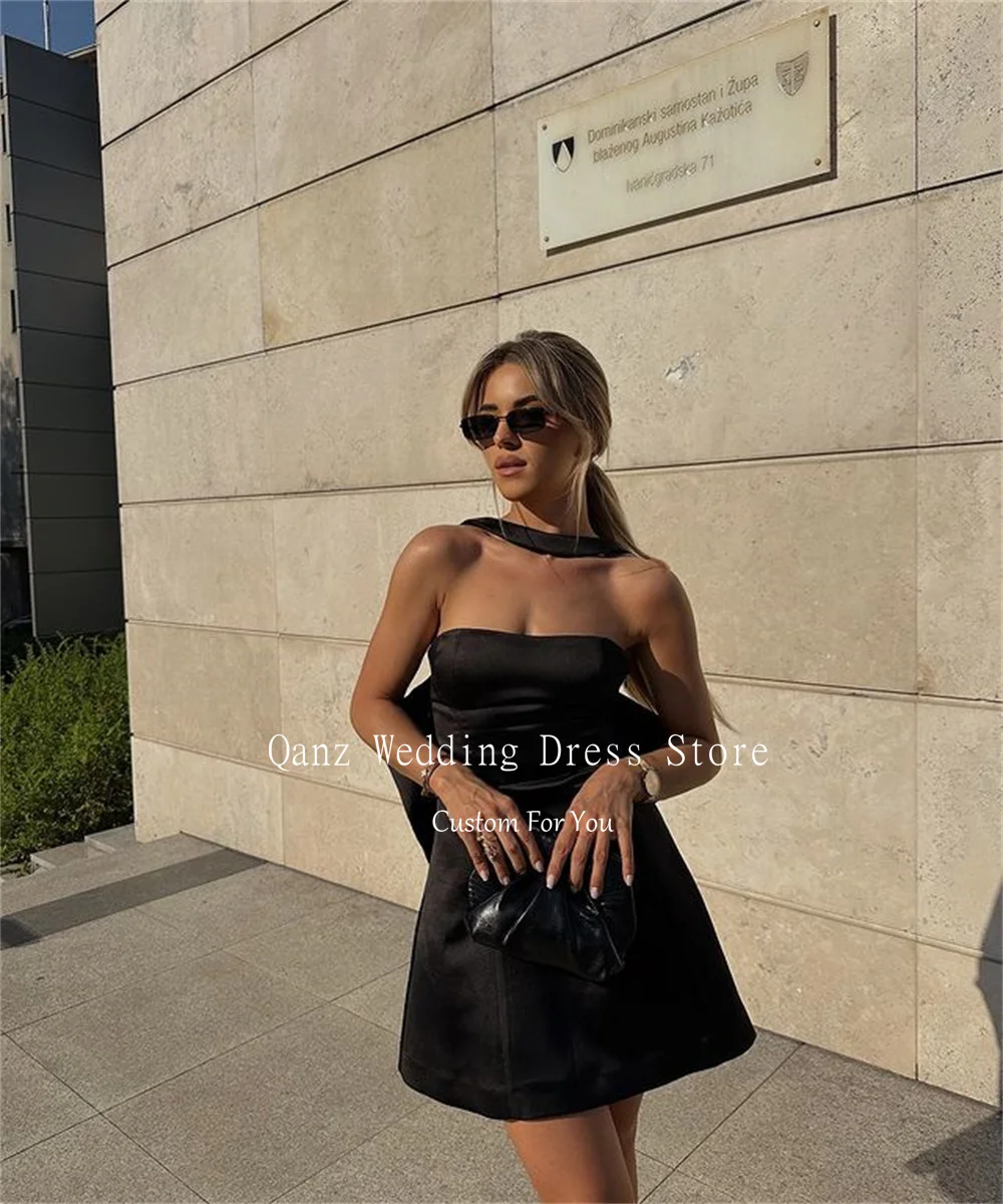 Женское атласное платье с бантом без бретелек выше колена