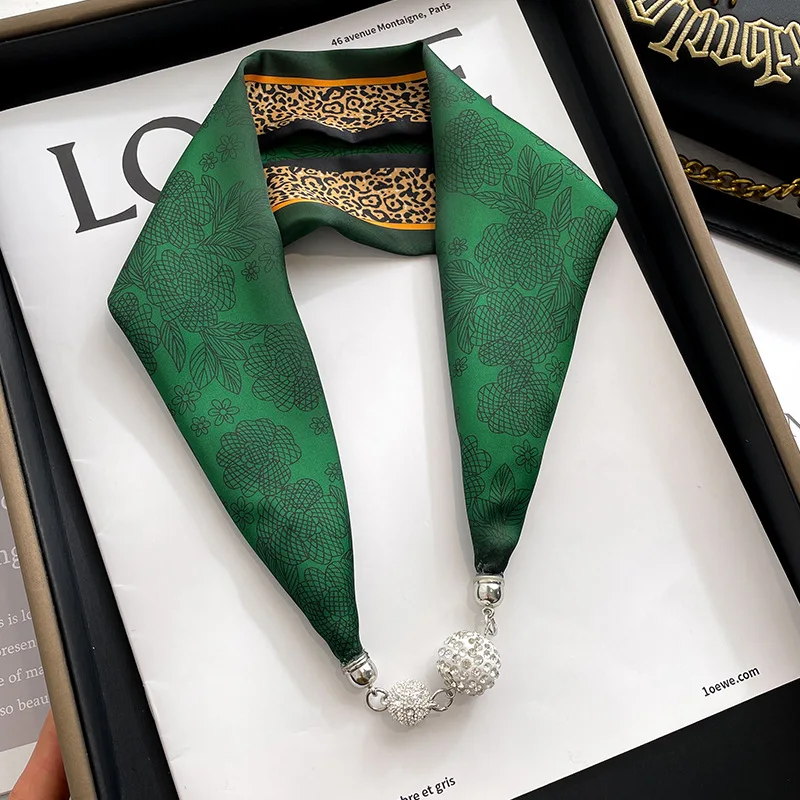 

2022 Luxury Brand Women Dark Green Leopard Floral Necklace Silk Scarf Fashion Style Magnet Brooch Scarves Ladies Wrap Neck Snood