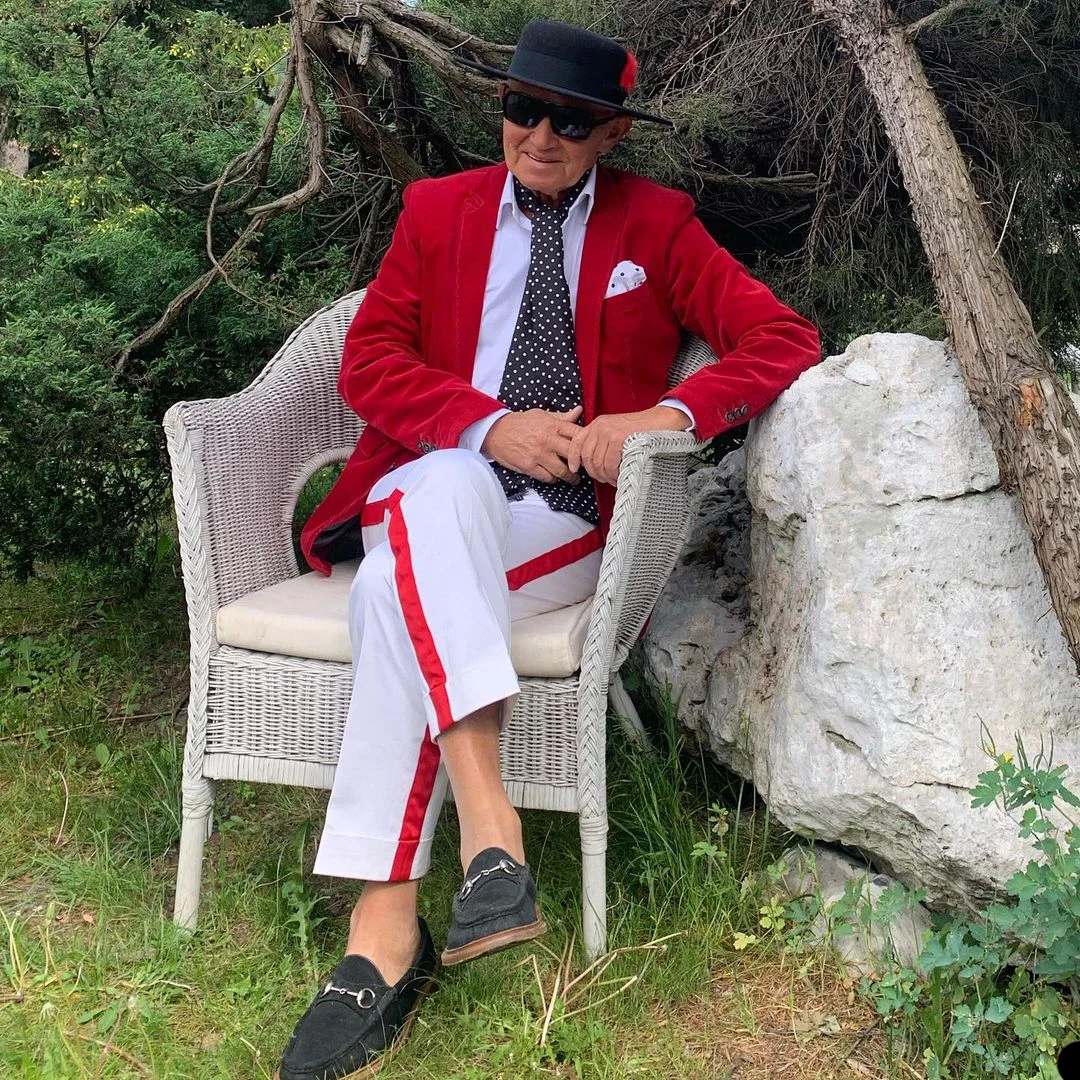 Рисунок 2 - Костюм мужской красный из блейзера