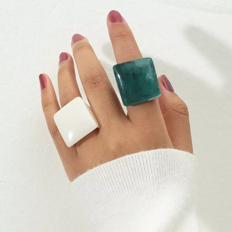 

New in Trend Korea White Green Rings Set For Women Finger Jewelry Acrylic Resin Travel Rings Vintage Fashion Girls Birthday Gift
