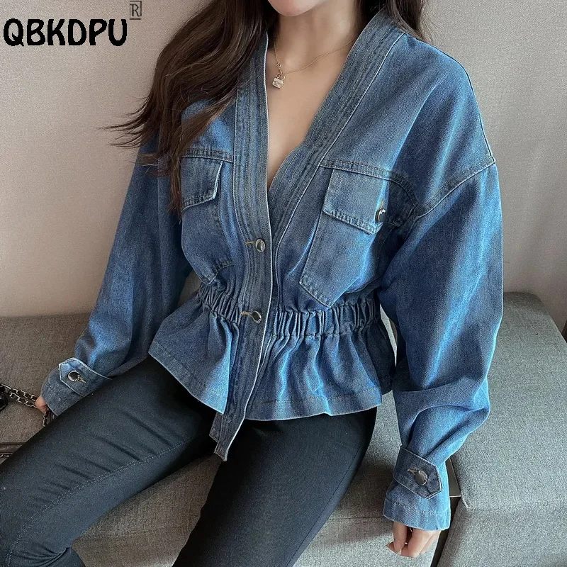 

Женская джинсовая куртка с облегающей талией, корейская модная укороченная куртка с V-образным вырезом, шикарная дизайнерская джинсовая ку...