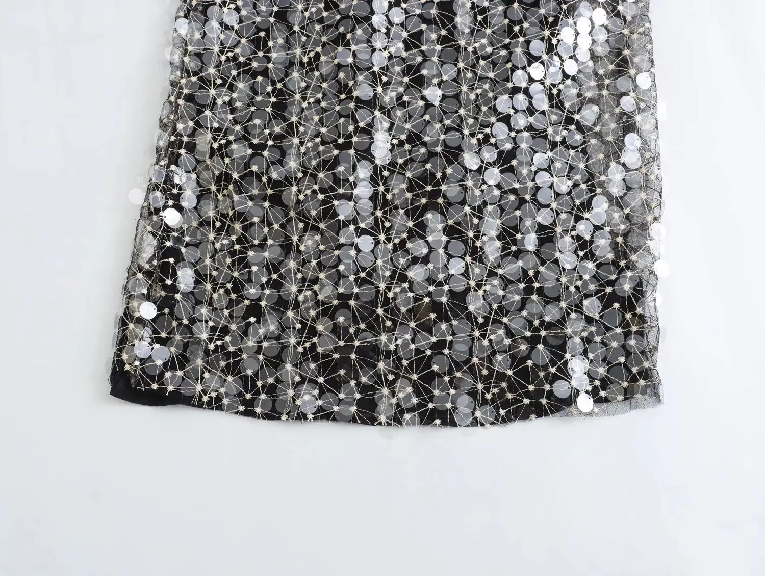 Женское платье средней длины с блестками