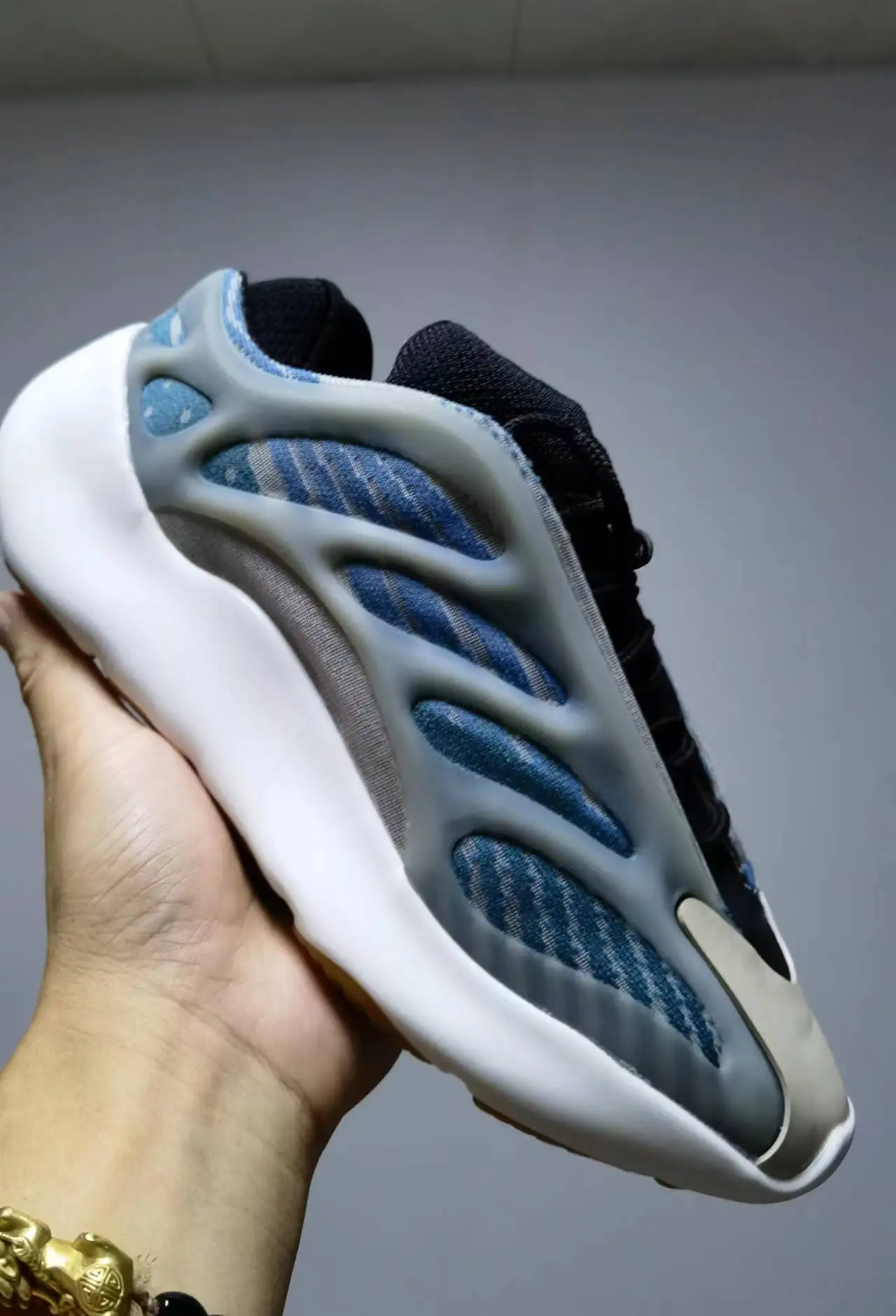 

2022Men Running Shoes Lace-UP Fluorescent Breathable Outdoor Lightweight Sport Sneakers for Women Athletic Training Footwear 700