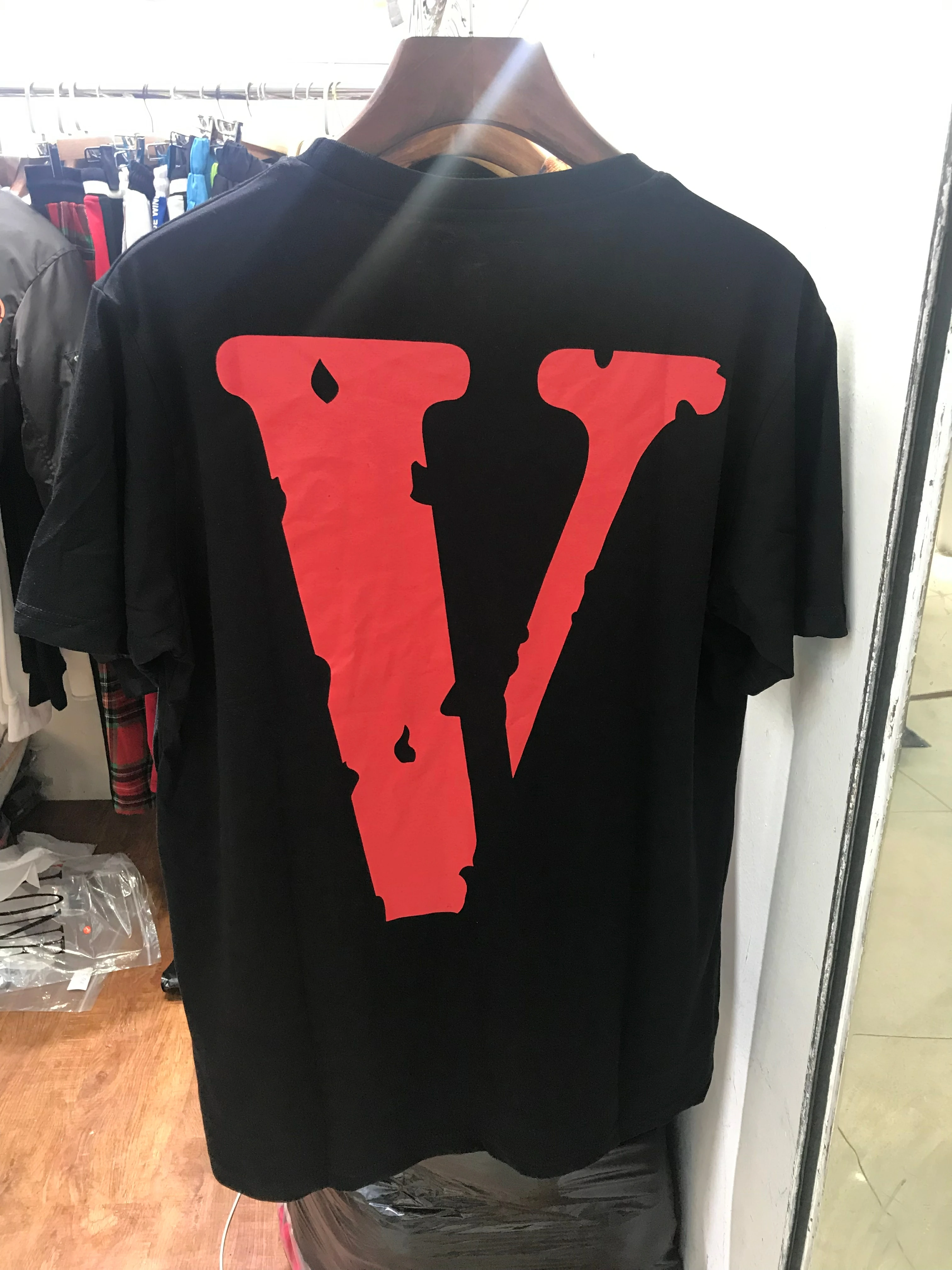 

VLONE Men's / Women's Couples Casual Fashion Trend High Street Loose 100% Cotton Reflective Letter V Round Neck T-Shirt 1232