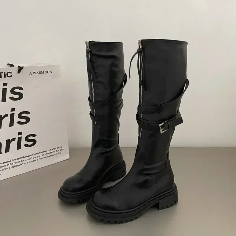 Женские модные мотоциклетные ботинки с металлическим декором женские ботильоны