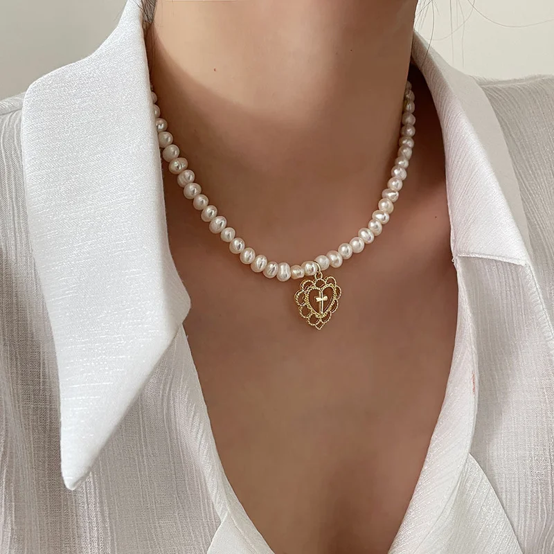 

Retro Girl Palace Hollow Love Cross Pendant Pearl Necklace Chocker Clavicle Chain Necklace Jewelry for Women Beads