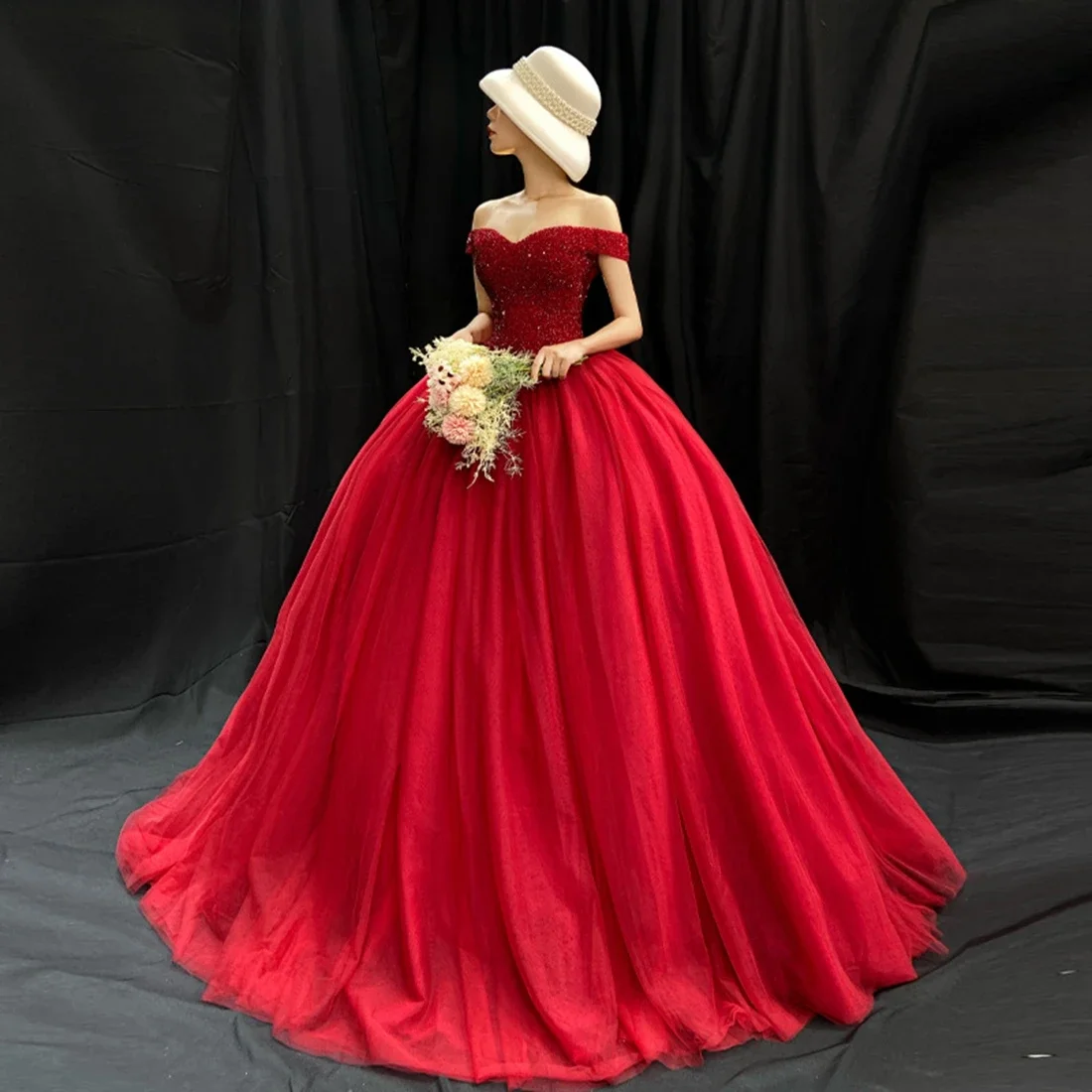 Тюлевое свадебное платье длиной до пола с красное трапециевидной формы из бисера