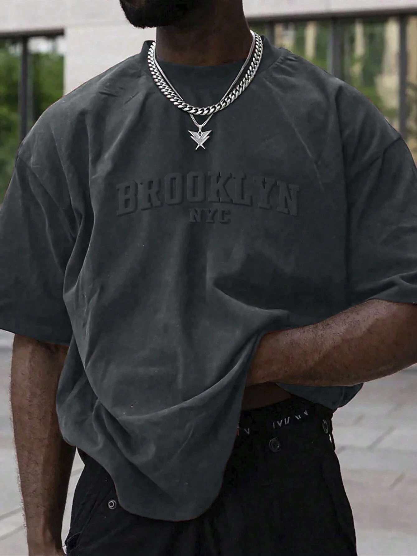 Мужская Однотонная футболка Manfinity Homme с вырезом на плече и надписью