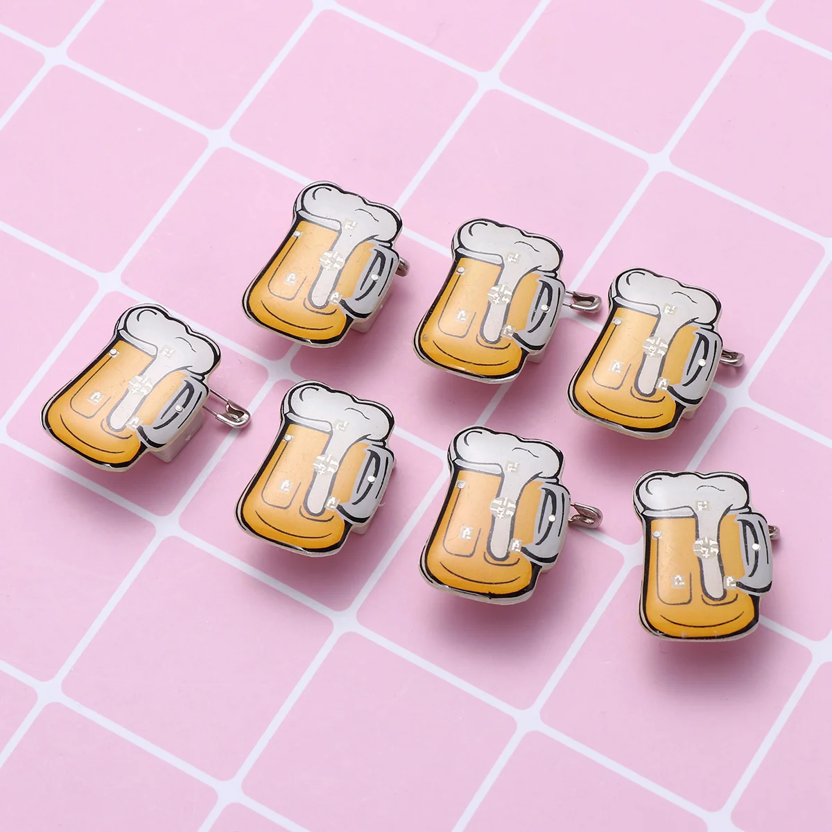 

Cartoon Beer Mug LED Brooch: Flashing Light Beer Mug Pin Badge Souvenir Beer Beer Festival Favors 25pcs