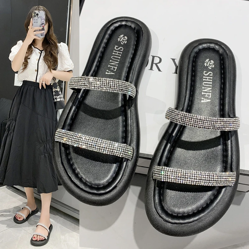 

Тапочки повседневные блестящие бриллиантовые женские низкие Роскошные желейные сабо плоские 2022 мягкие резиновые удобные ПУ Модные базовы...