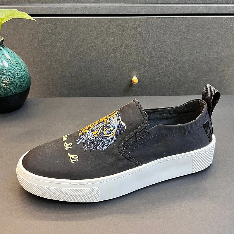 

Men Luxury Designer Youth Trending Tiger Print Loafers Spring Summer Autumn Embroidery Slip on Canvas Shoes Zapatos De Hombre