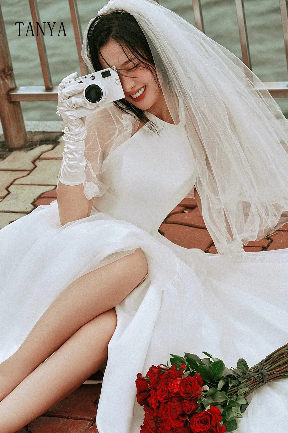 Женское свадебное платье с лямкой на шее белое из тафты высоким разрезом сбоку