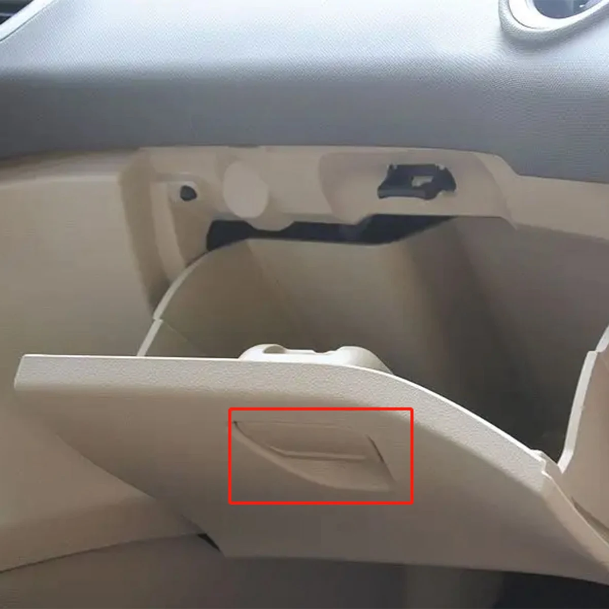 Ручка-защелка для крышки автомобильного перчаточного ящика Ford Fiesta 2009-2019 черная