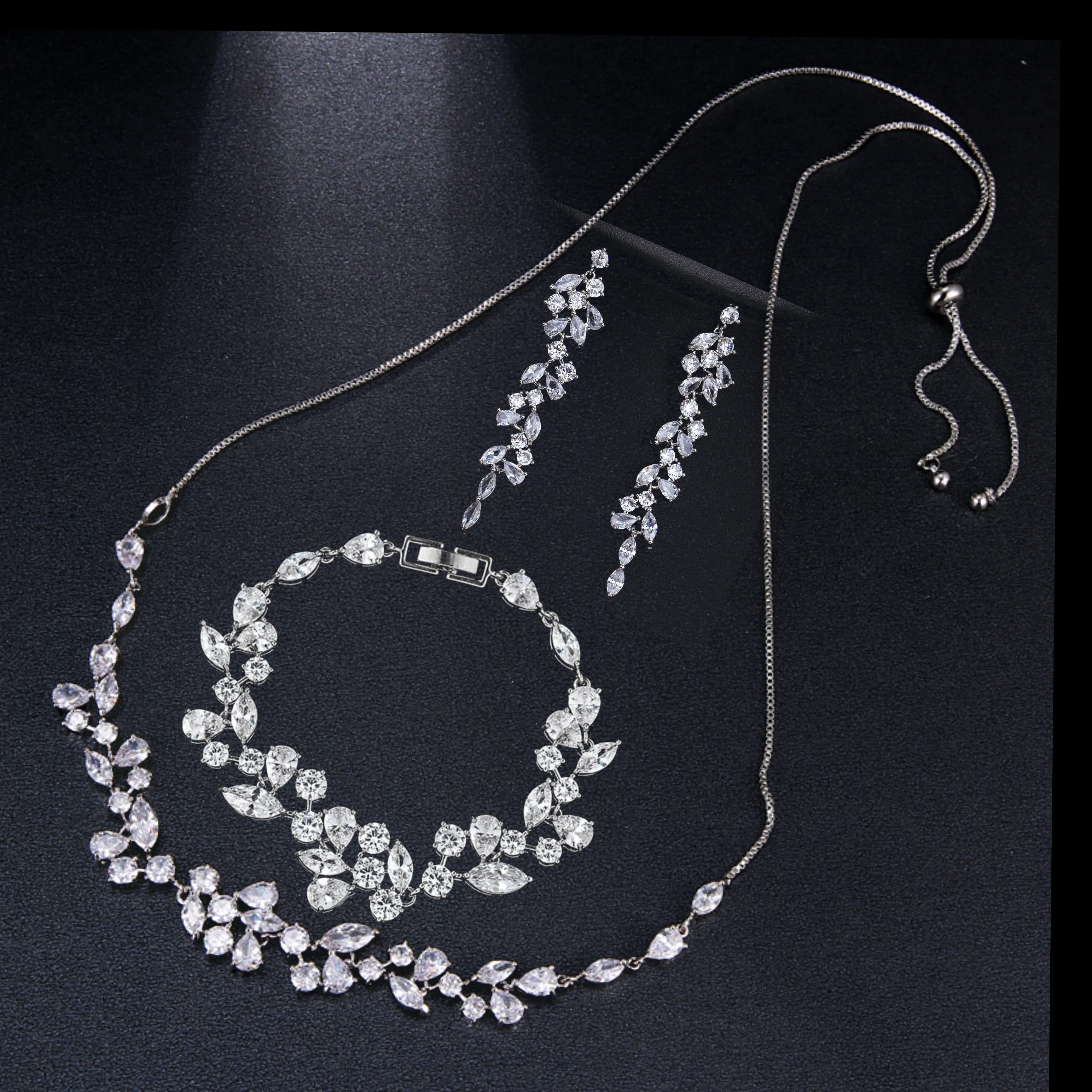 

SUGO New Fashion Charming Shiny White White Zirconia Earring Bracelet Necklace Sets for Elegant Women Dinner Jewelry Accessories