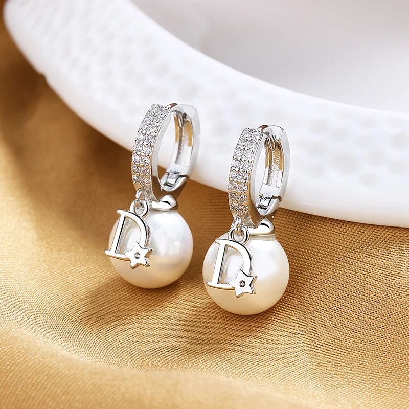 

Vintage Imitation Pearl Earrings Women's Luxury Temperament D Letter Earrings Fashion Trendsetter Lady Earrings