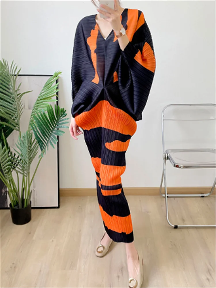 

Miyake pleated dress 2022 new summer fashion print large size age-reducing high-end chic niche designer V-neck women's dress