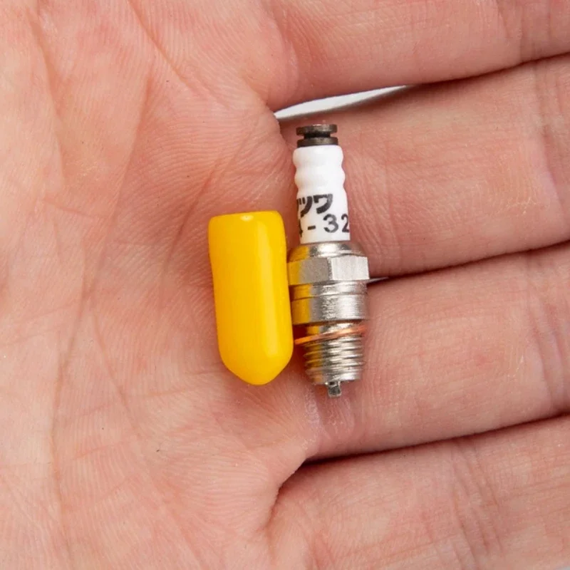 Свеча зажигания для модели двигателя TOYAN CISON ENJOMOR RETROL бензиновая версия