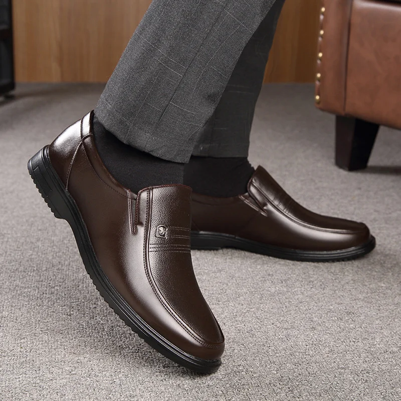 

Genuine Leather shoes Men Loafers Slip On Business Casual Leather Shoes Classic Soft Moccasins Hombre Breathle Men Shoes Flat