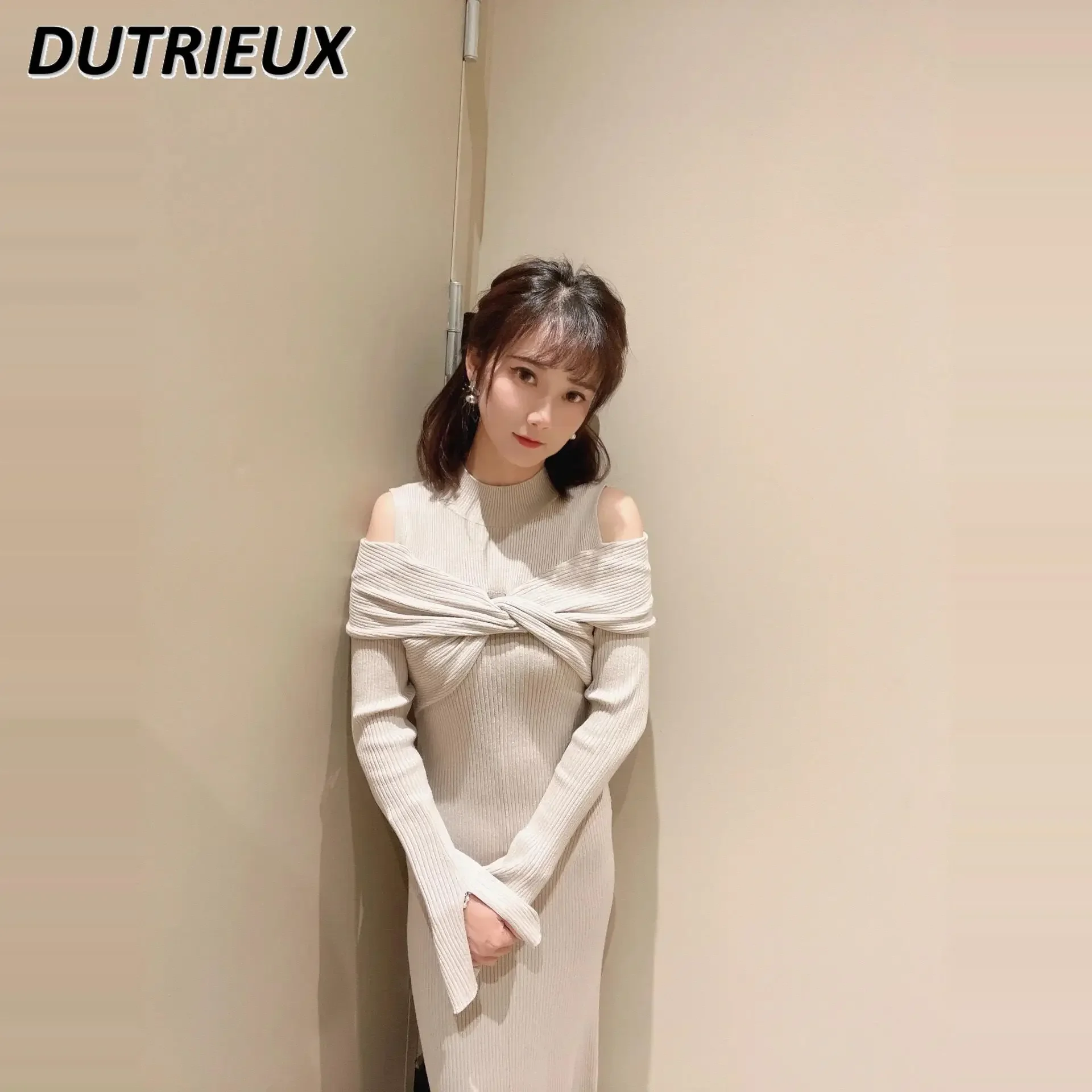 Милое милое облегающее трикотажное платье с открытыми плечами и