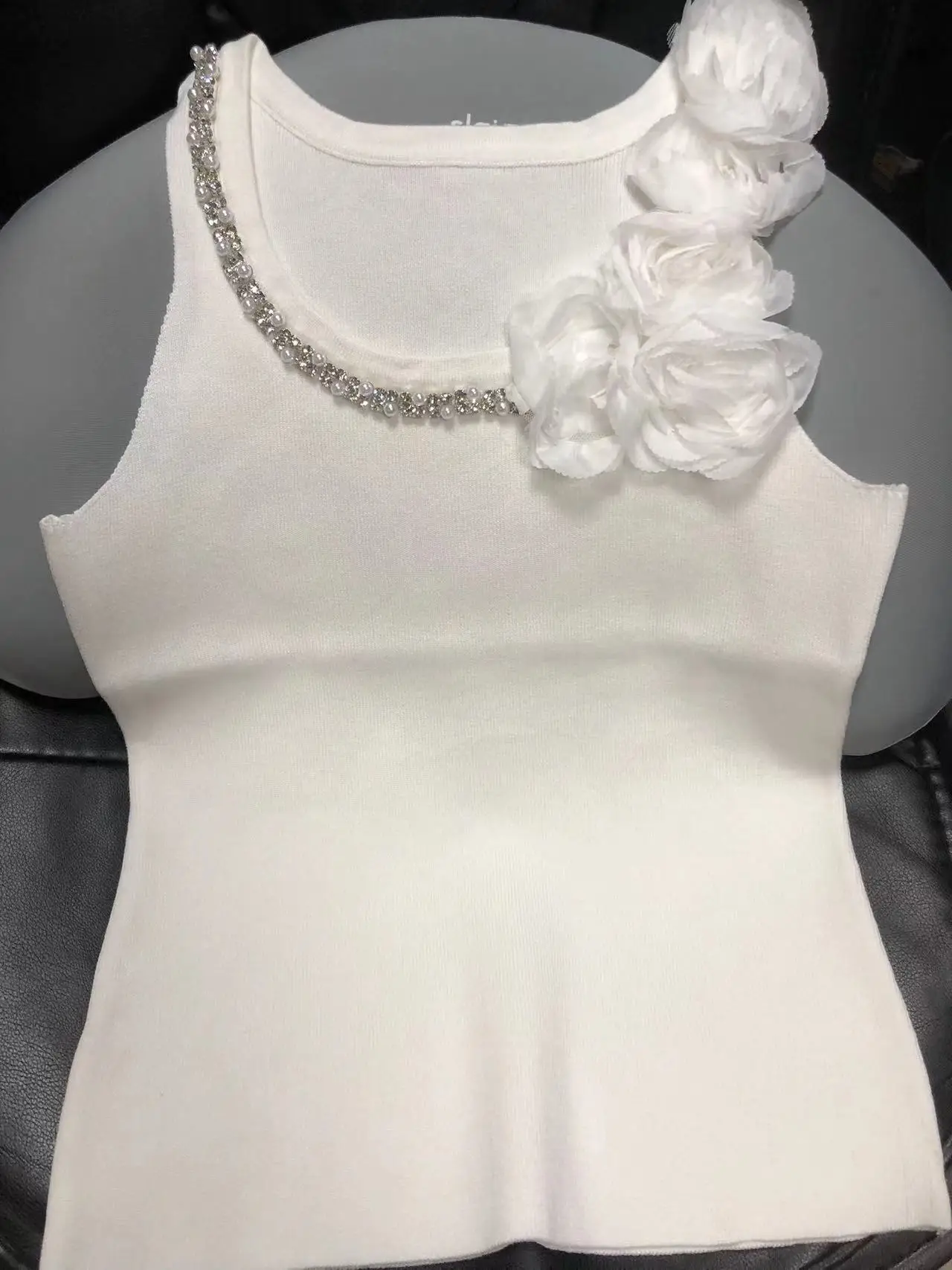 Женский трикотажный жилет с блестками и цветочным принтом