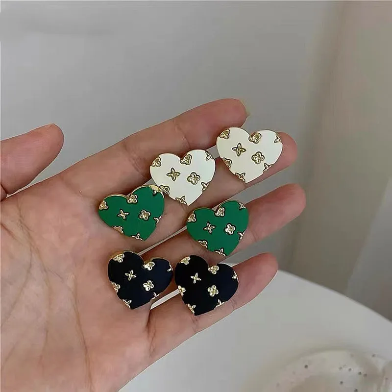 Новые популярные Позолоченные маленькие серьги в форме сердца с цветком для