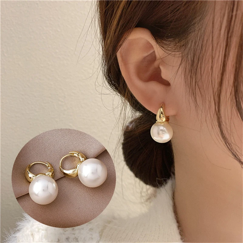 

2023 New Cute Pearl Studs Hoop Earrings for Women Gold Color Eardrop Minimalist Tiny Huggies Hoops Wedding Fashion Jewelry