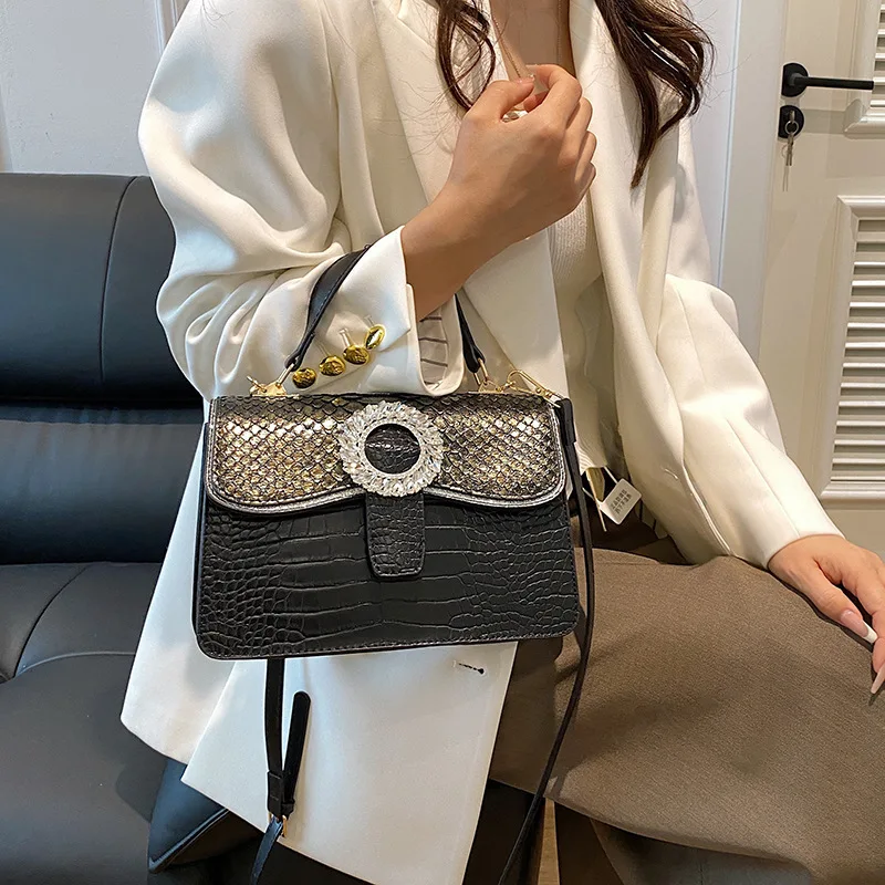 Женская сумка из змеиной кожи с узором под крокодила