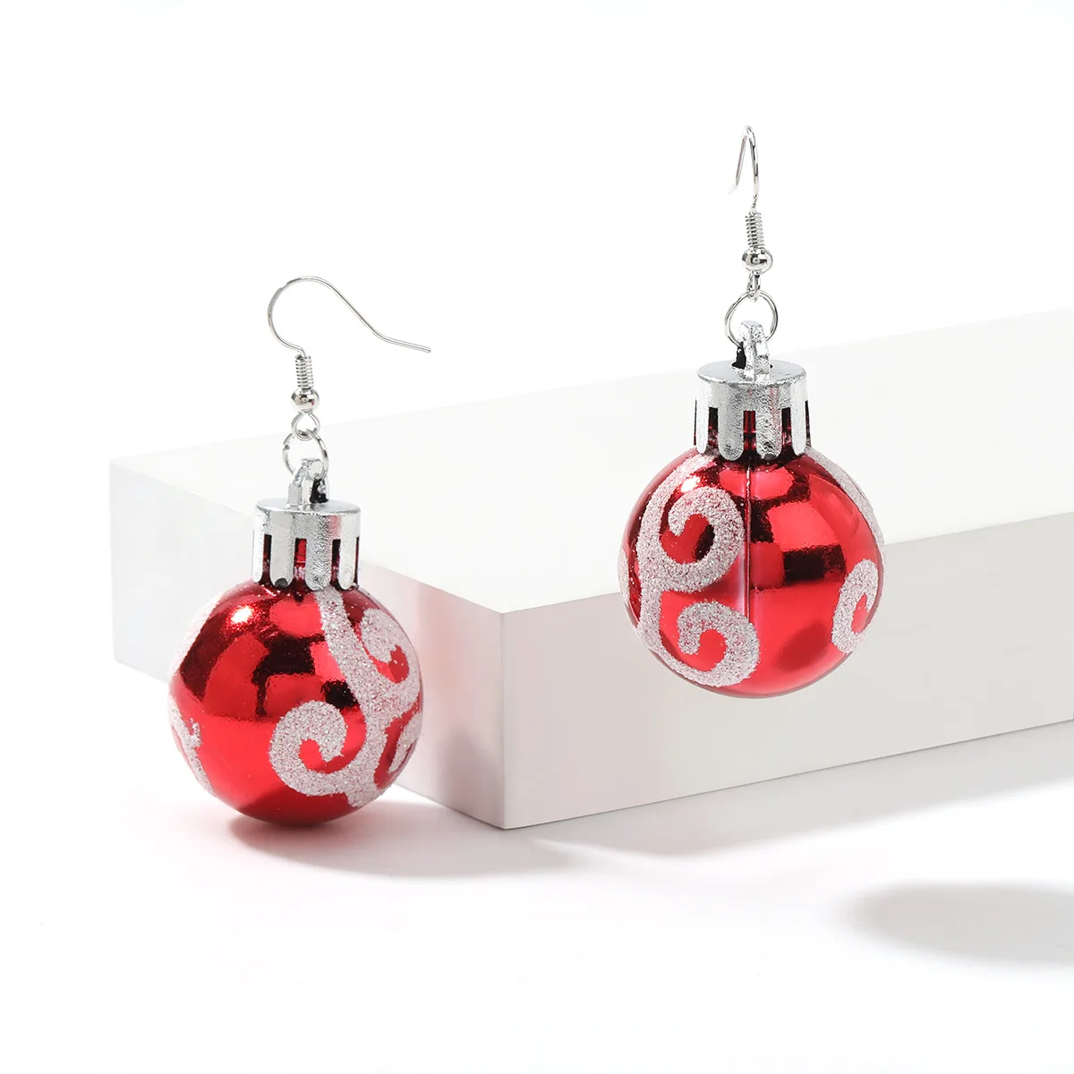 

2023 Рождественская серия женские серьги креативные серьги из смолы с красным шариком и белым узором в виде лампы