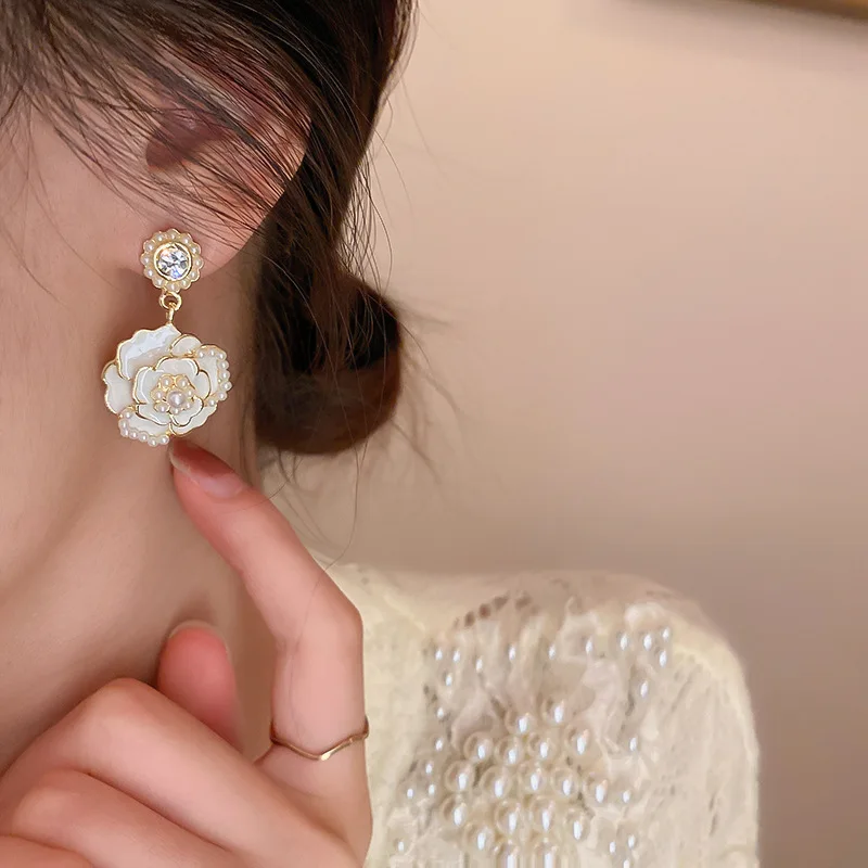 

Luxury Zircon White Color Camellia Flower Dangle Earrings for Women Summer Elegant Korean Imitation Pearl Earring Party Jewelry