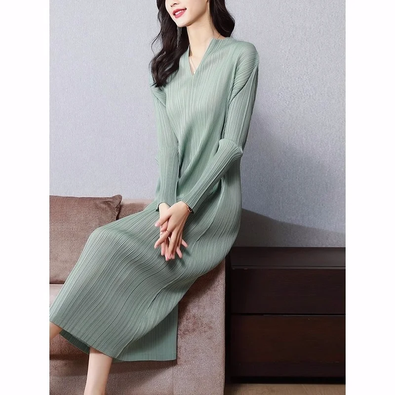 

Женское элегантное платье для матери, модель 2022 года, Ранняя весна, женское однотонное плиссированное платье большого размера с v-образным в...