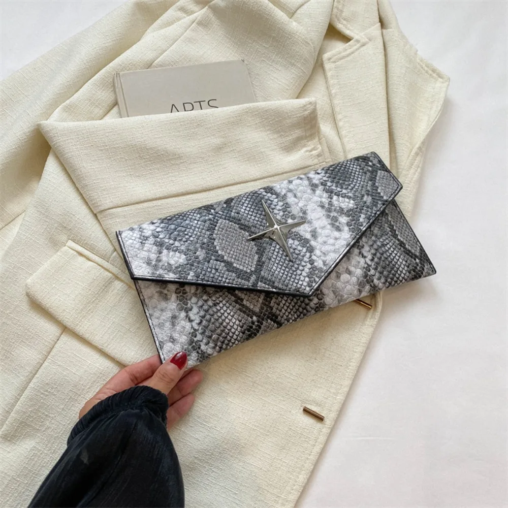 Цветная контрастная сумка-конверт со змеиным узором разноцветная женская